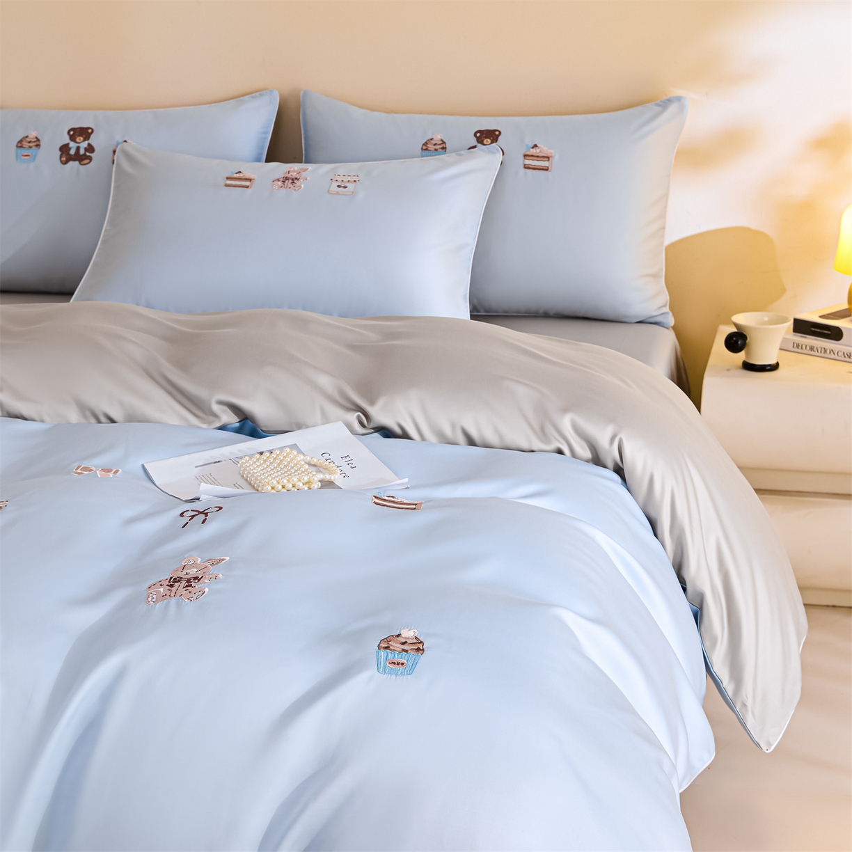 91家纺网 家纺一手货源 找家纺 DC 2026新款天丝刺绣麻绳平绣系列四件套 麻绳平绣-婴儿蓝+冰川灰（焦糖小熊）