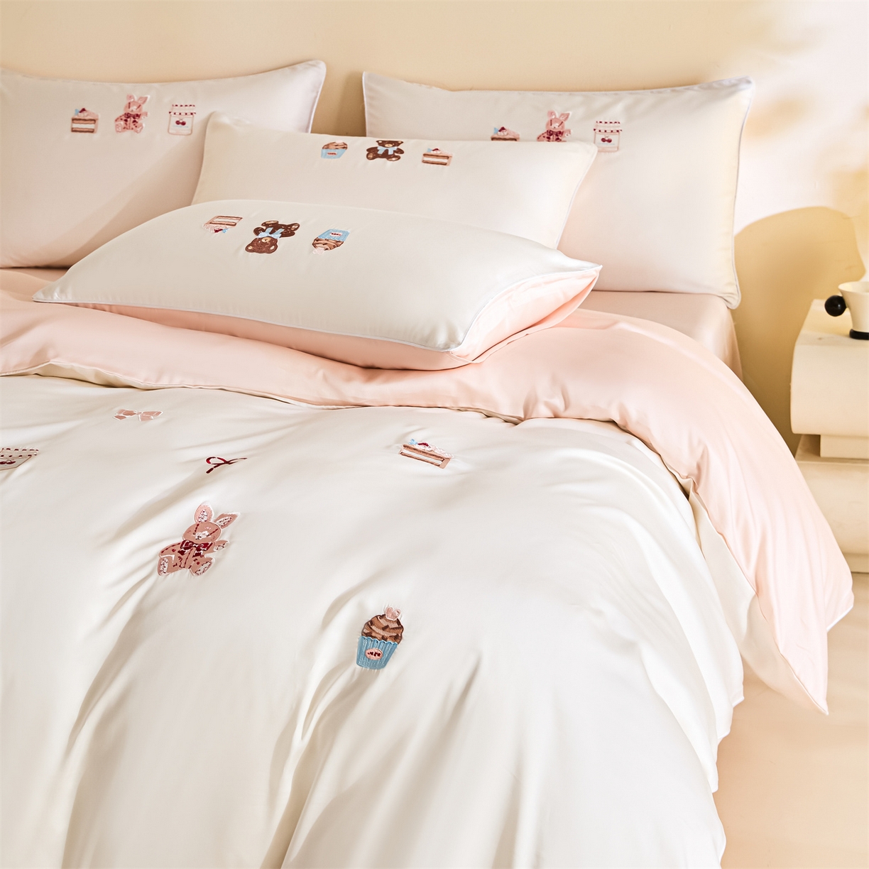 91家纺网 家纺一手货源 找家纺 DC 2026新款天丝刺绣麻绳平绣系列四件套 麻绳平绣-元气白桃+半熟蜜桃（焦糖小熊）