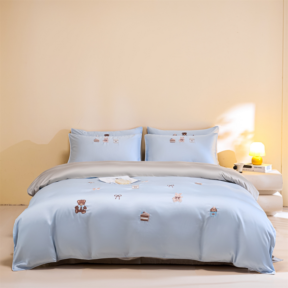 91家纺网 家纺一手货源 找家纺 DC 2026新款天丝刺绣麻绳平绣系列四件套 麻绳平绣-婴儿蓝+冰川灰（焦糖小熊）