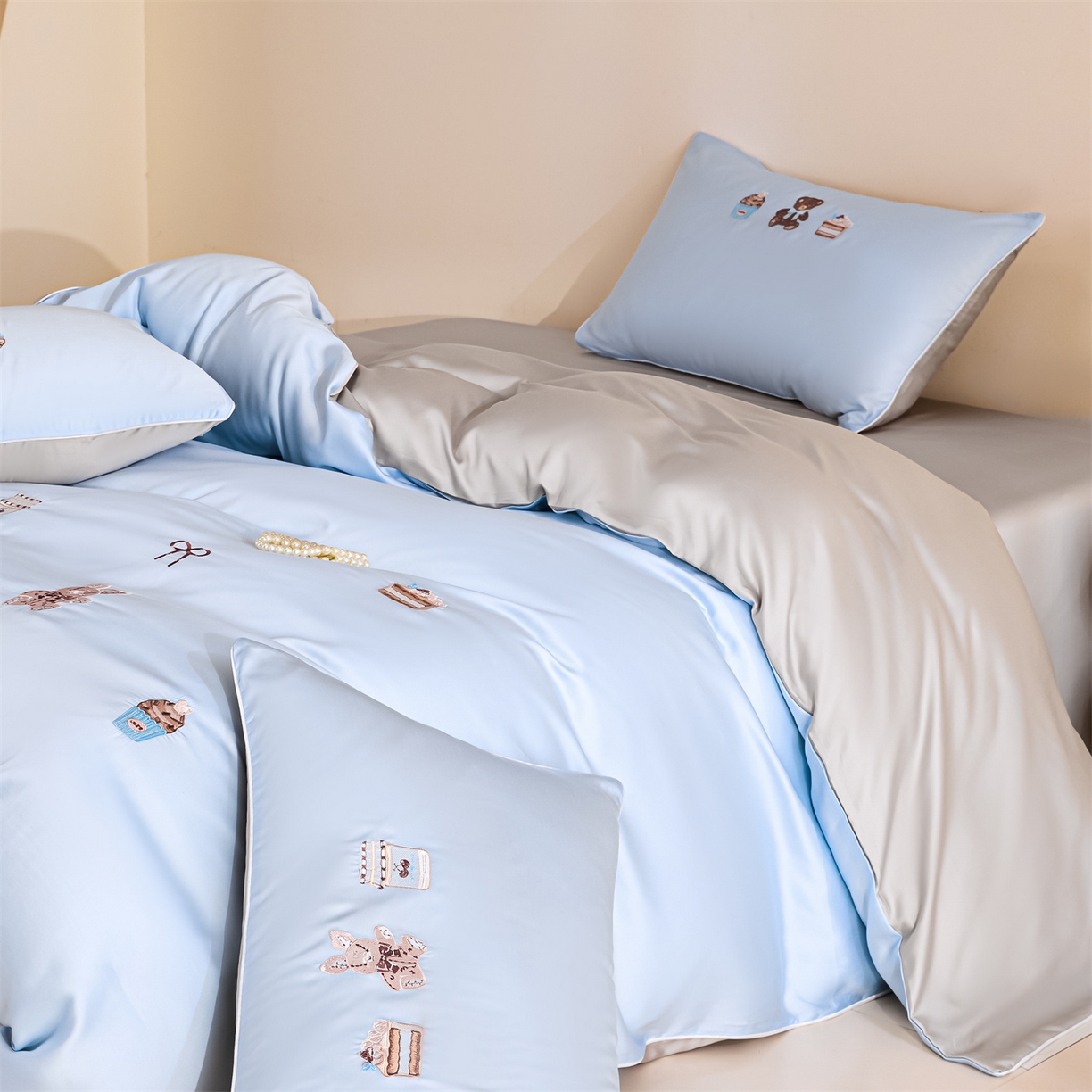 91家纺网 家纺一手货源 找家纺 DC 2026新款天丝刺绣麻绳平绣系列四件套 麻绳平绣-婴儿蓝+冰川灰（焦糖小熊）