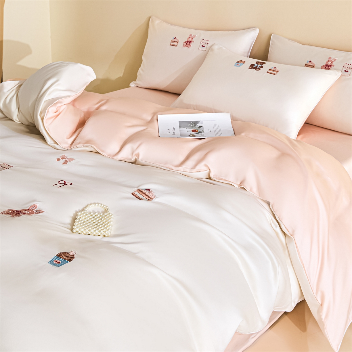 91家纺网 家纺一手货源 找家纺 DC 2026新款天丝刺绣麻绳平绣系列四件套 麻绳平绣-元气白桃+半熟蜜桃（焦糖小熊）