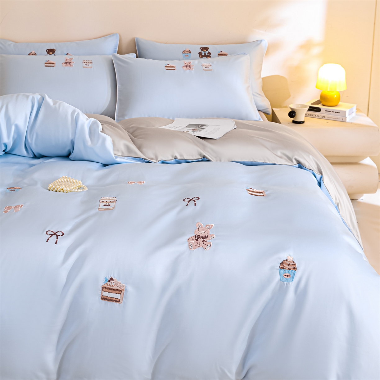 91家纺网 家纺一手货源 找家纺 DC 2026新款天丝刺绣麻绳平绣系列四件套 麻绳平绣-婴儿蓝+冰川灰（焦糖小熊）