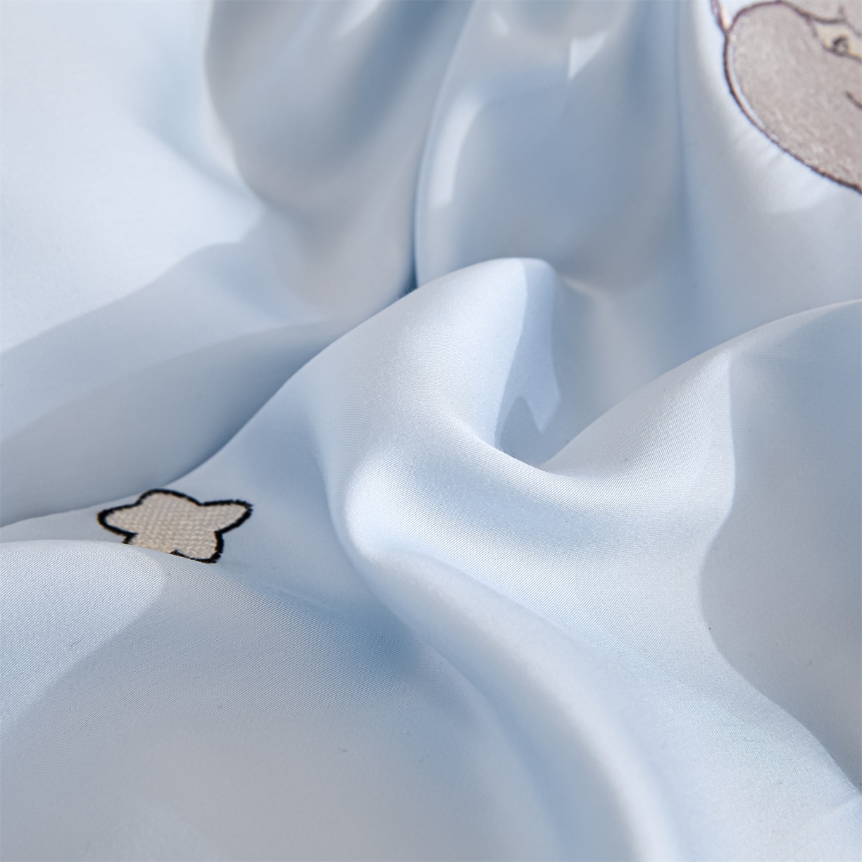 91家纺网 家纺一手货源 找家纺 DC 2026新款天丝刺绣麻绳平绣系列四件套 麻绳平绣-婴儿蓝+冰川灰（小象城堡）