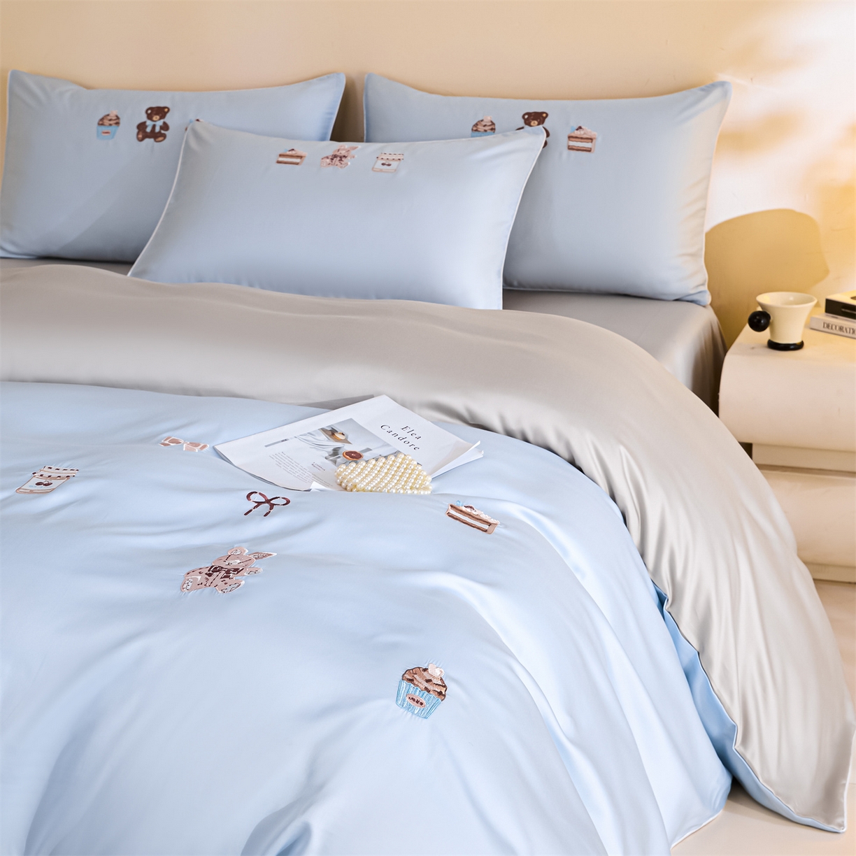 91家纺网 家纺一手货源 找家纺 DC 2026新款天丝刺绣麻绳平绣系列四件套 麻绳平绣-婴儿蓝+冰川灰（焦糖小熊）