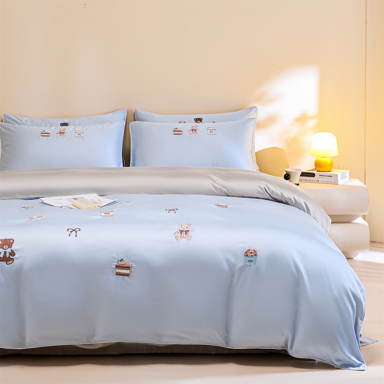 91家纺网 家纺一手货源 找家纺 DC 2026新款天丝刺绣麻绳平绣系列四件套 麻绳平绣-婴儿蓝+冰川灰（焦糖小熊）