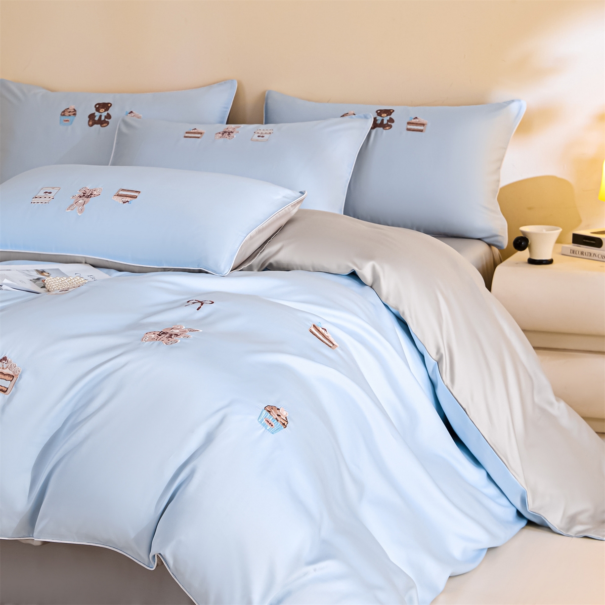 91家纺网 家纺一手货源 找家纺 DC 2026新款天丝刺绣麻绳平绣系列四件套 麻绳平绣-婴儿蓝+冰川灰（焦糖小熊）