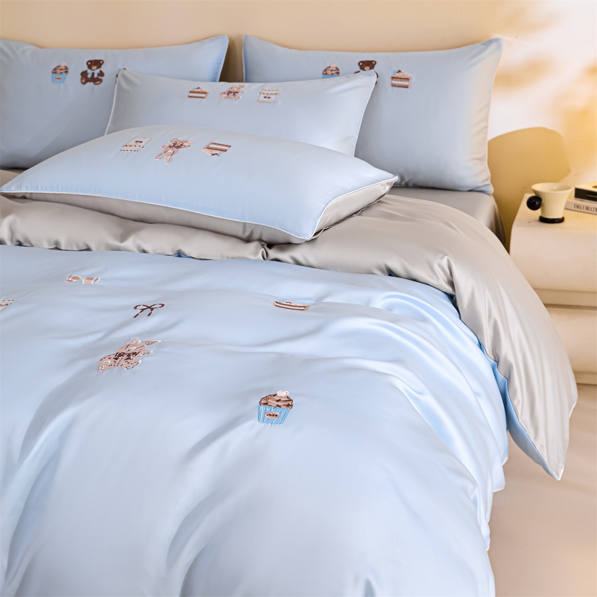 91家纺网 家纺一手货源 找家纺 DC 2026新款天丝刺绣麻绳平绣系列四件套 麻绳平绣-婴儿蓝+冰川灰（焦糖小熊）