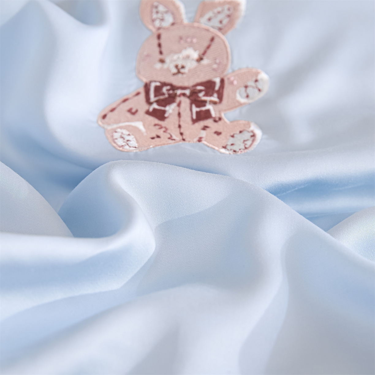 91家纺网 家纺一手货源 找家纺 DC 2026新款天丝刺绣麻绳平绣系列四件套 麻绳平绣-婴儿蓝+冰川灰（焦糖小熊）