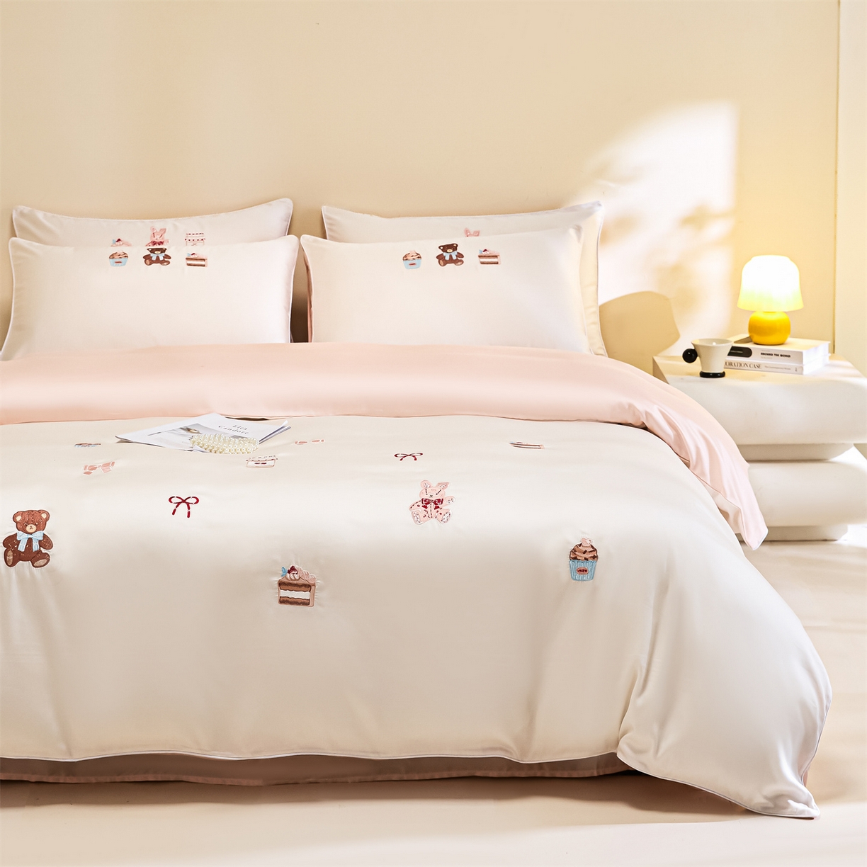 91家纺网 家纺一手货源 找家纺 DC 2026新款天丝刺绣麻绳平绣系列四件套 麻绳平绣-元气白桃+半熟蜜桃（焦糖小熊）