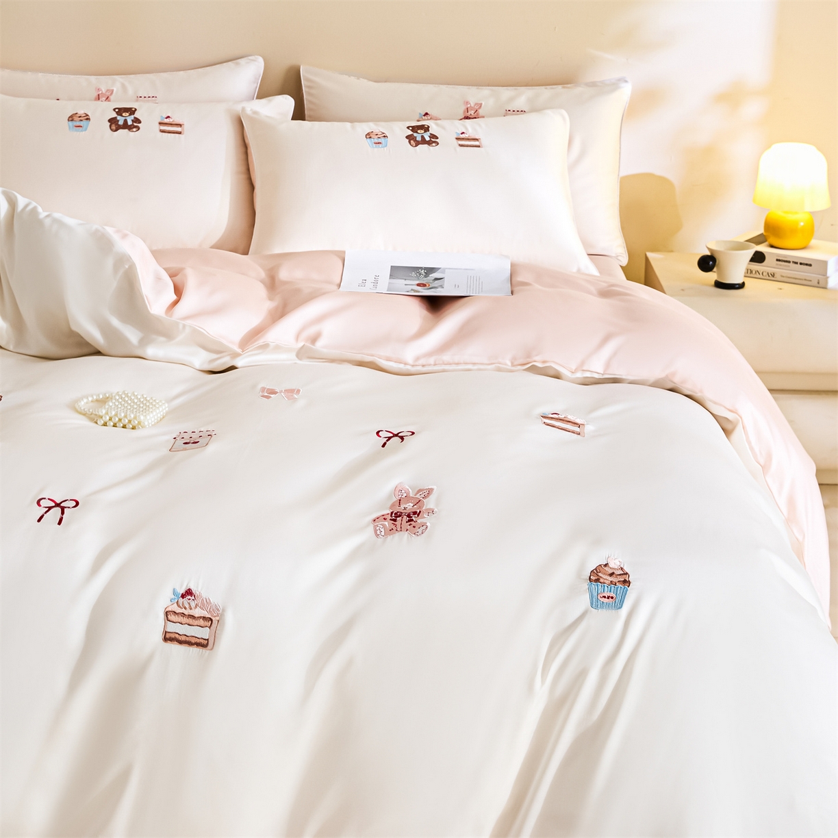 91家纺网 家纺一手货源 找家纺 DC 2026新款天丝刺绣麻绳平绣系列四件套 麻绳平绣-元气白桃+半熟蜜桃（焦糖小熊）