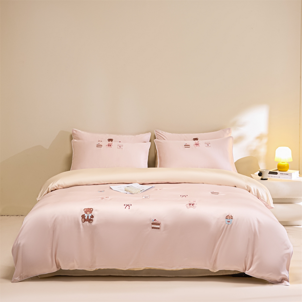 91家纺网 家纺一手货源 找家纺 DC 2026新款天丝刺绣麻绳平绣系列四件套 麻绳平绣-素粉+杏白（焦糖小熊）