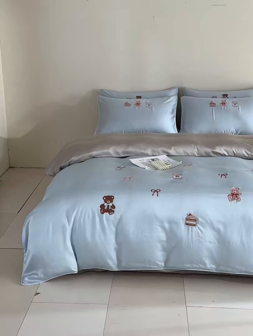 91家纺网 家纺一手货源 找家纺 DC 2026新款天丝刺绣麻绳平绣系列四件套 麻绳平绣-婴儿蓝+冰川灰（焦糖小熊）