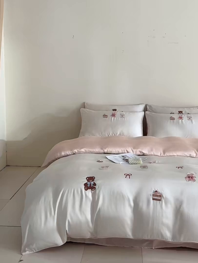 91家纺网 家纺一手货源 找家纺 DC 2026新款天丝刺绣麻绳平绣系列四件套 麻绳平绣-元气白桃+半熟蜜桃（焦糖小熊）