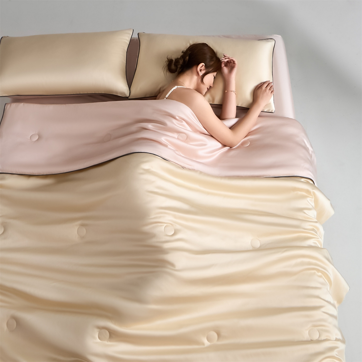 91家纺网 家纺一手货源 找家纺 无界 2026新款天丝夏被-麻绳双拼-温妮 温妮 杏白+素粉