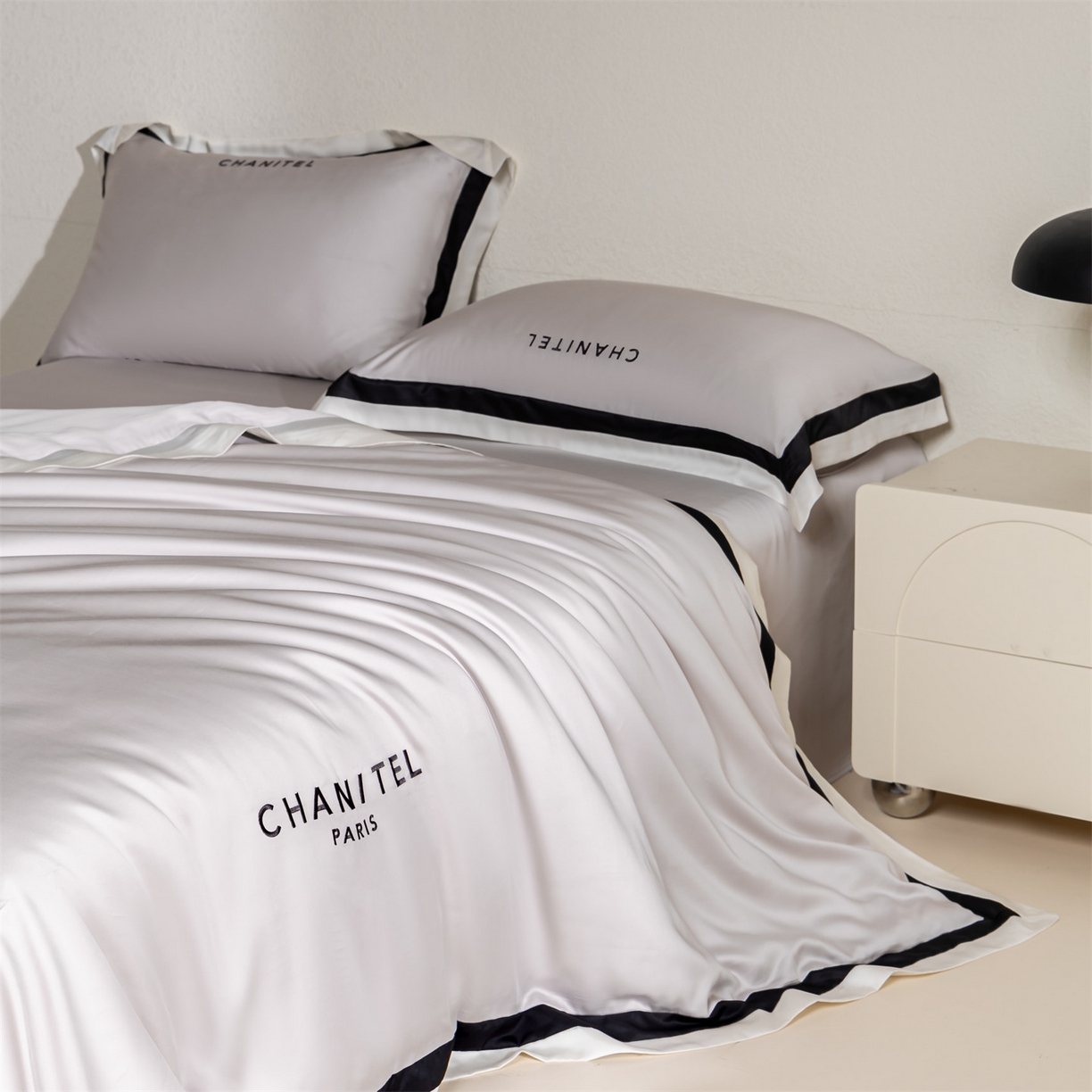 91家纺网 家纺一手货源 找家纺 （总）DC 2026新款天丝刺绣宽边双色边四件套--露娜系列