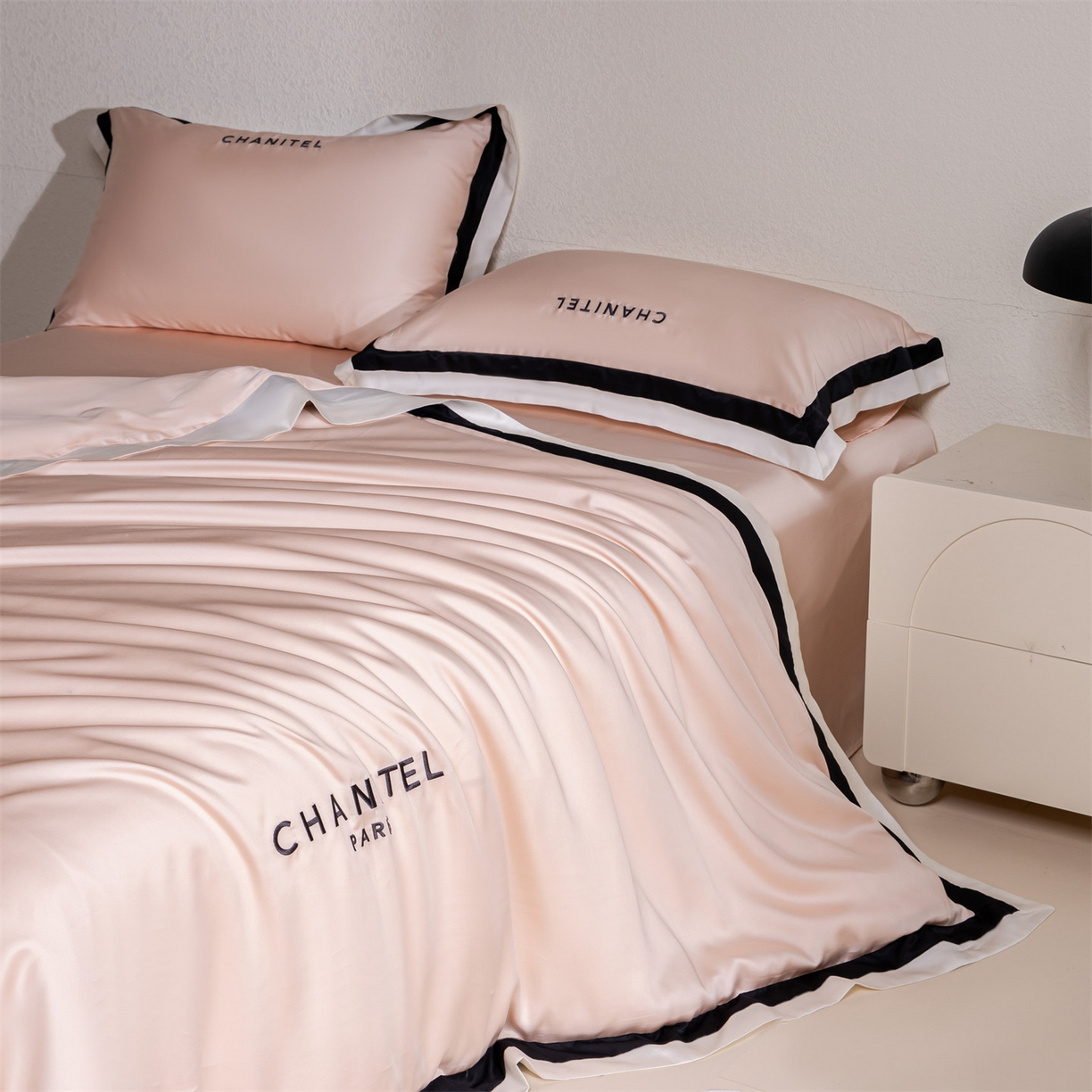 91家纺网 家纺一手货源 找家纺 （总）DC 2026新款天丝棉提花拼色织带款四件套--克拉拉系列