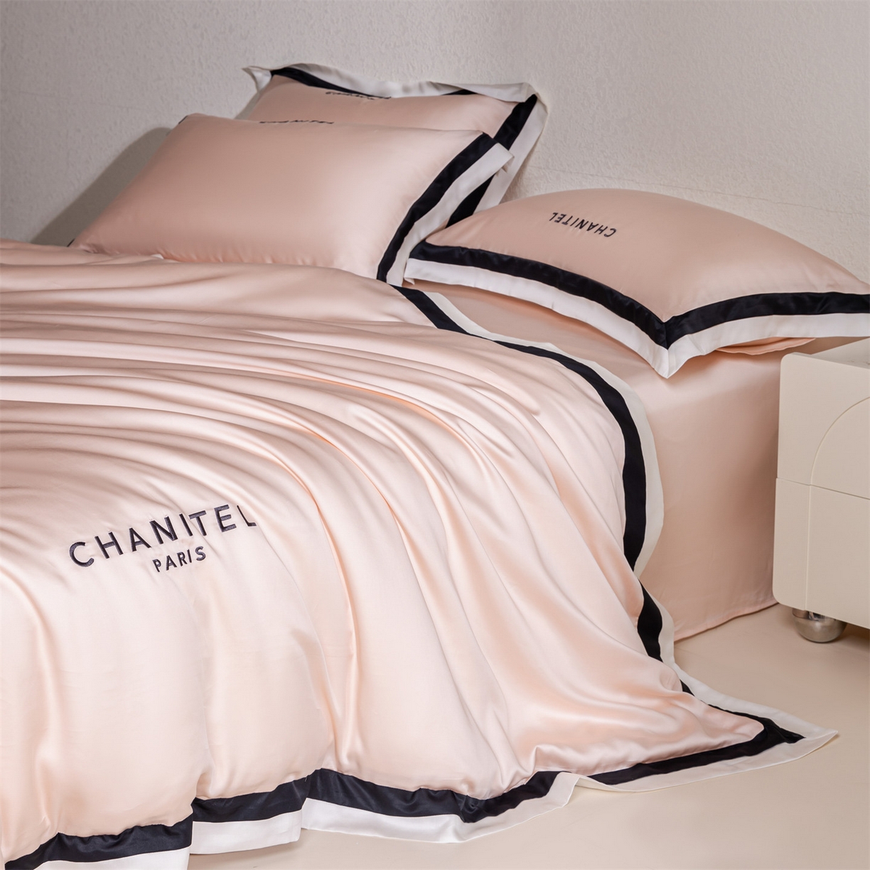 91家纺网 家纺一手货源 找家纺 （总）DC 2026新款天丝刺绣宽边双色边四件套--露娜系列