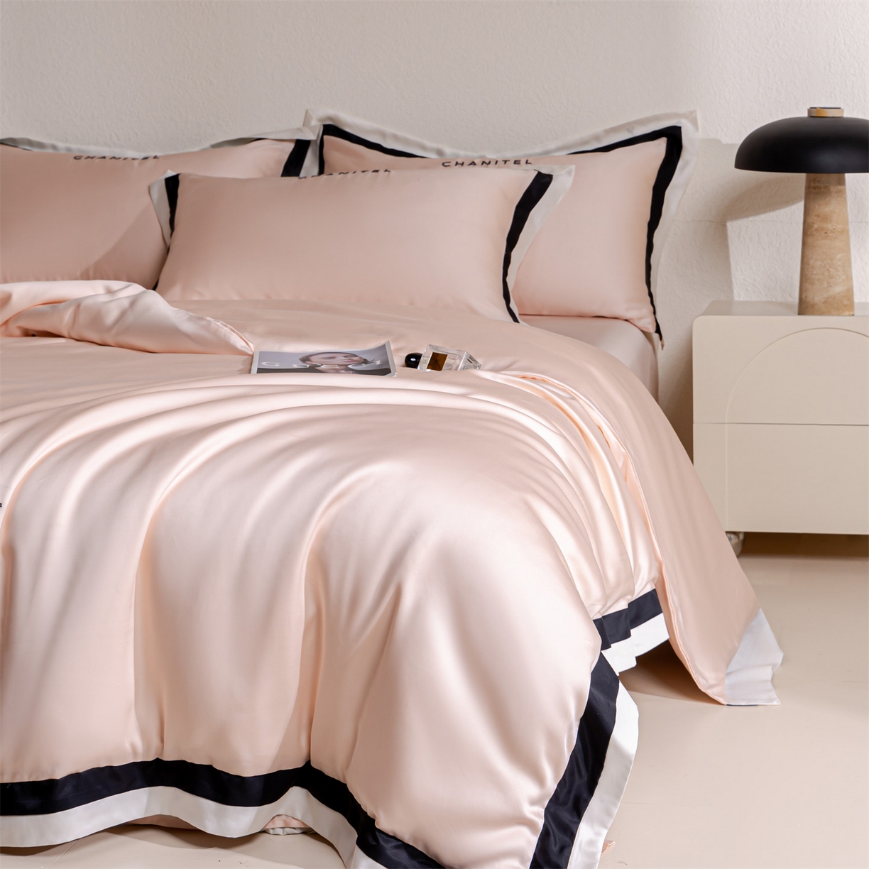 91家纺网 家纺一手货源 找家纺 DC 2026新款天丝刺绣宽边双色边四件套--露娜系列 露娜-冰雾粉