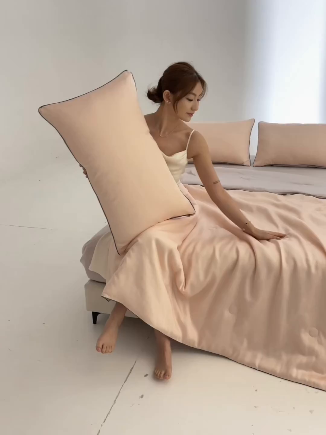 91家纺网 家纺一手货源 找家纺 无界 2026新款天丝夏被-麻绳双拼-温妮 温妮 浅茶+冰川灰