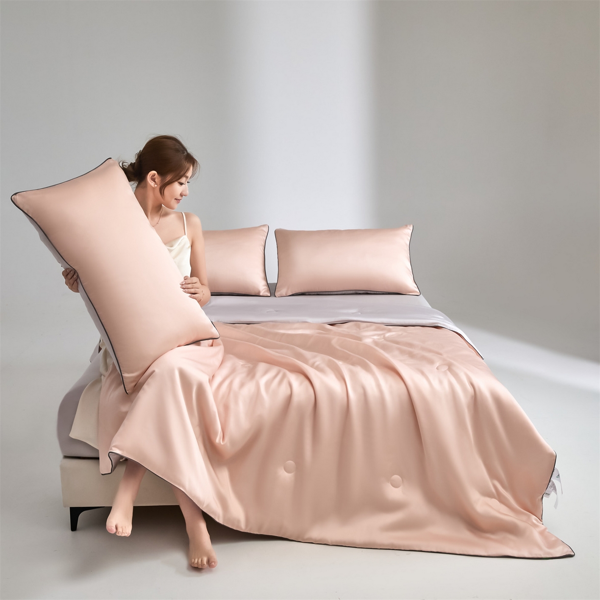 91家纺网 家纺一手货源 找家纺 无界 2026新款天丝夏被-麻绳双拼-温妮 温妮 半熟蜜桃+流沙灰