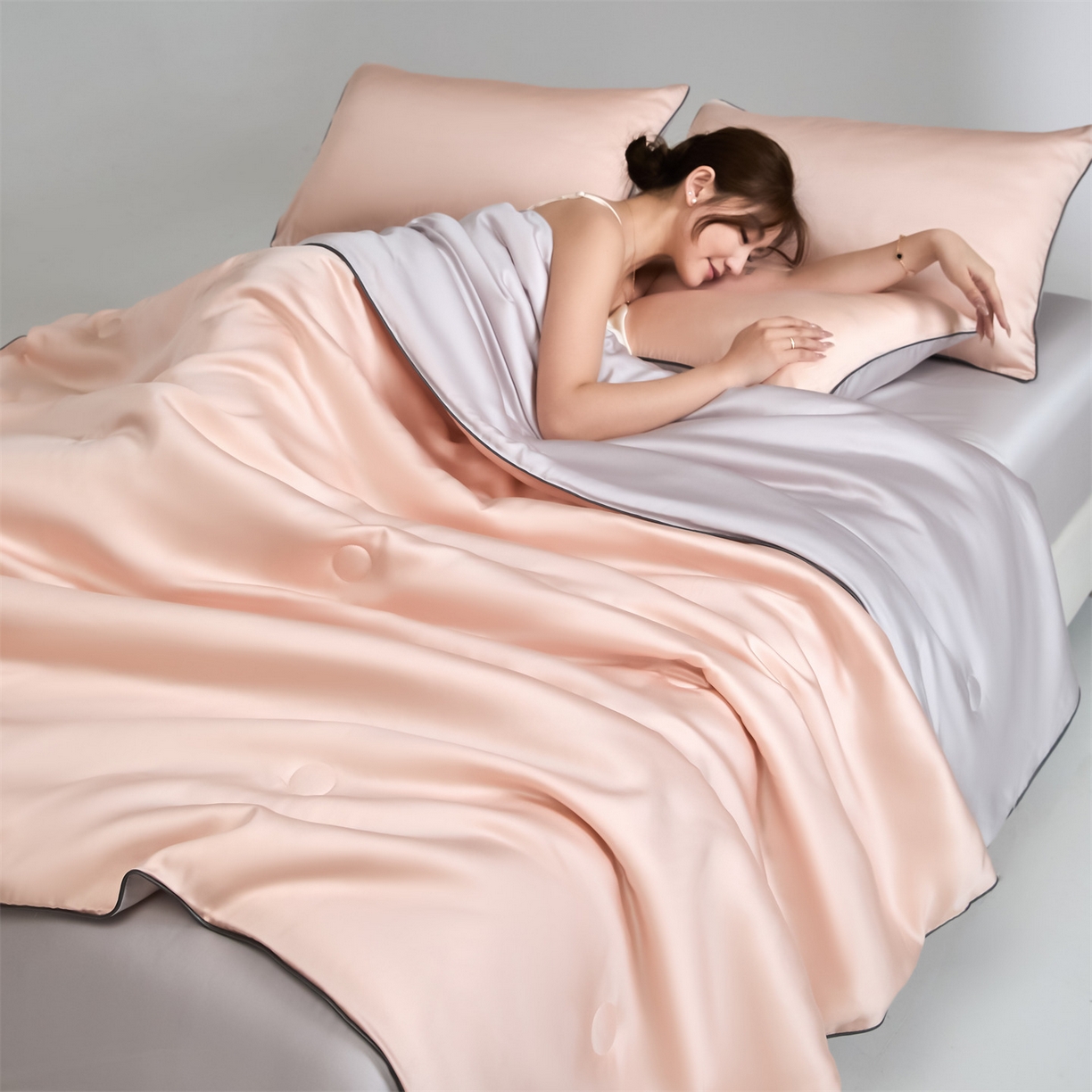 91家纺网 家纺一手货源 找家纺 无界 2026新款天丝夏被-麻绳双拼-温妮 温妮 半熟蜜桃+流沙灰