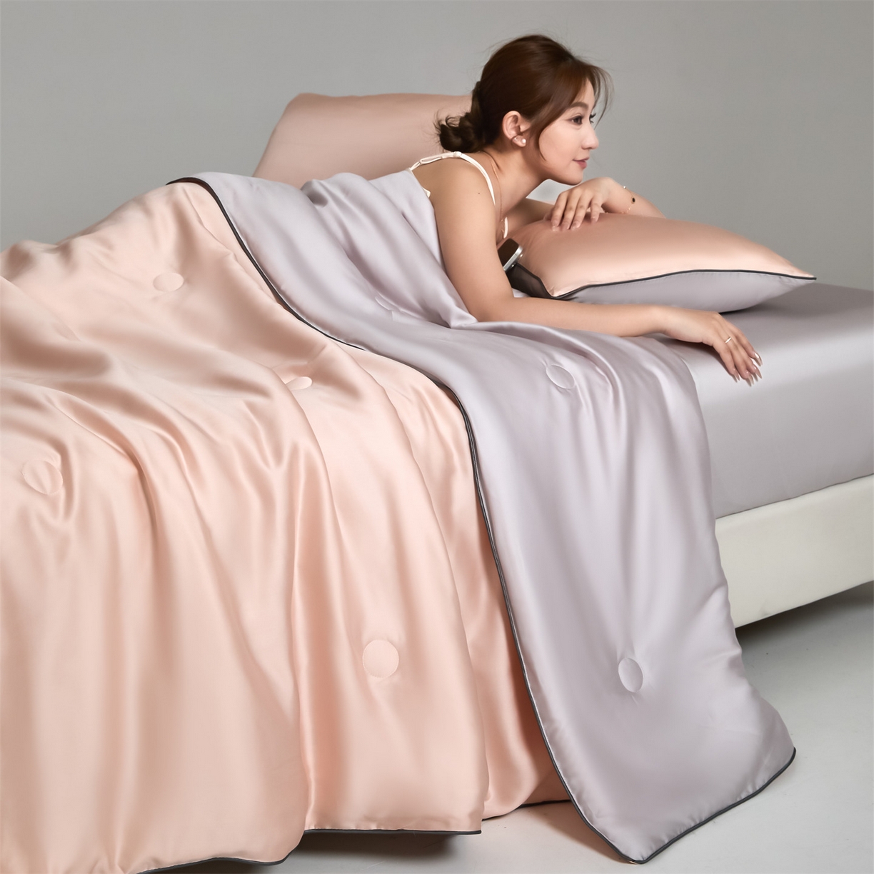 91家纺网 家纺一手货源 找家纺 无界 2026新款天丝夏被-麻绳双拼-温妮 温妮 半熟蜜桃+流沙灰