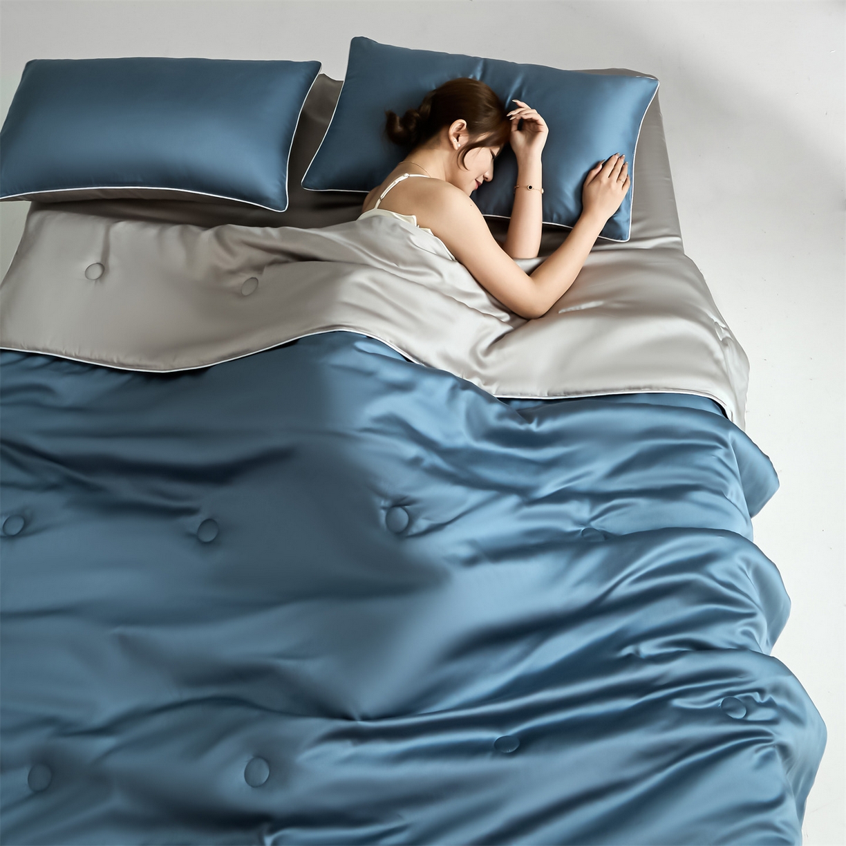 91家纺网 家纺一手货源 找家纺 无界 2026新款天丝夏被-麻绳双拼-温妮 温妮 梵高蓝+椰子灰