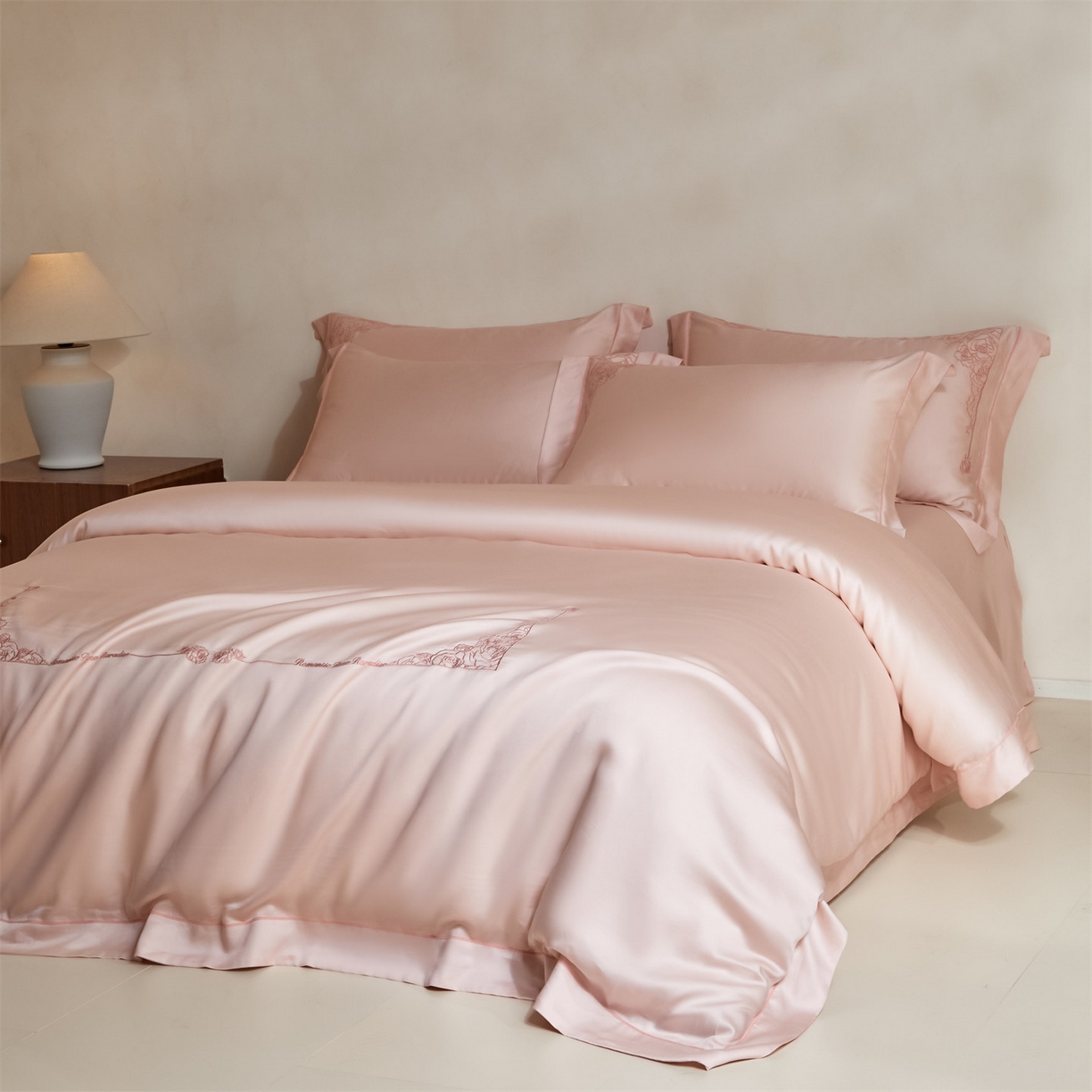 91家纺网 家纺一手货源 找家纺 DC 2026新款天丝刺绣简欧玫瑰框四件套--晚柠系列 晚柠-冰雾粉