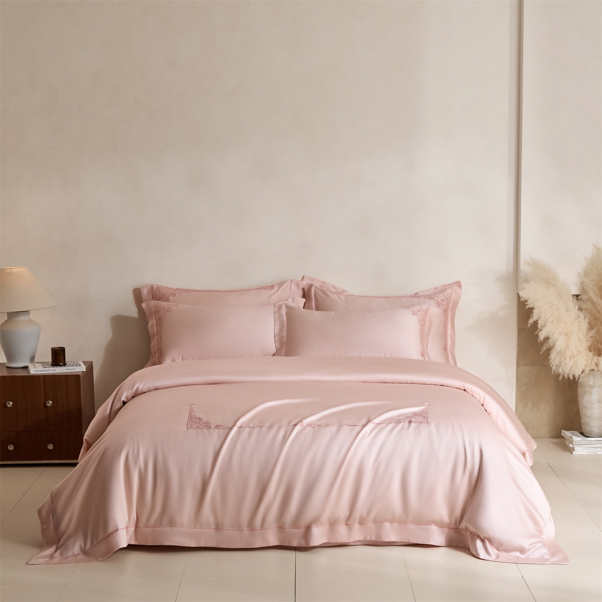 91家纺网 家纺一手货源 找家纺 DC 2026新款天丝刺绣简欧玫瑰框四件套--晚柠系列 晚柠-冰雾粉