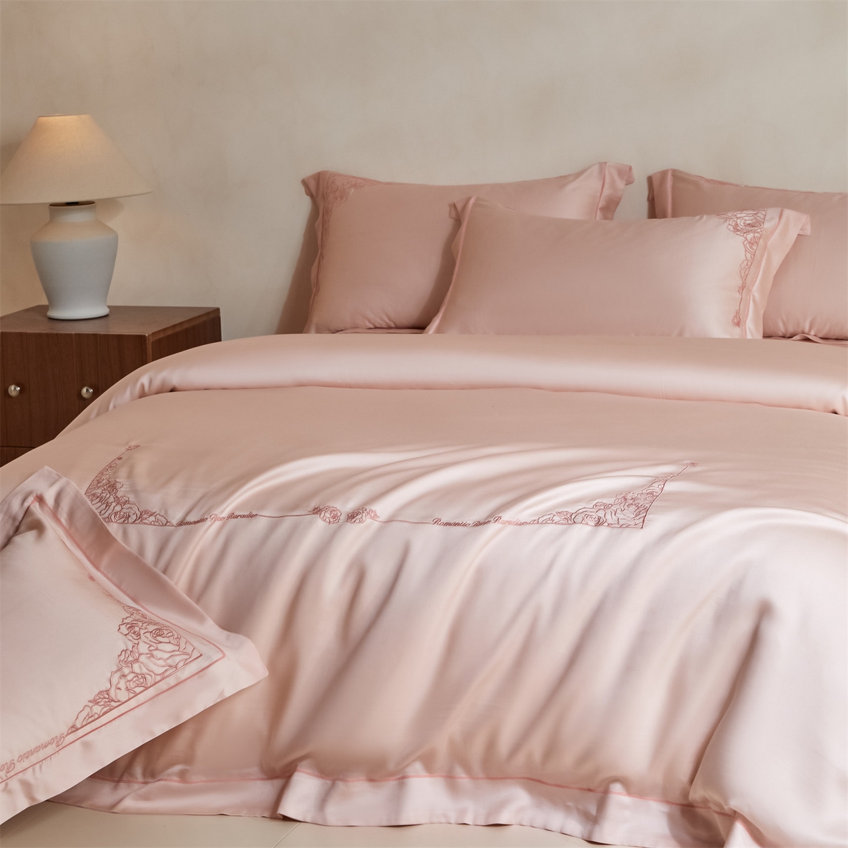 91家纺网 家纺一手货源 找家纺 DC 2026新款天丝刺绣简欧玫瑰框四件套--晚柠系列 晚柠-冰雾粉