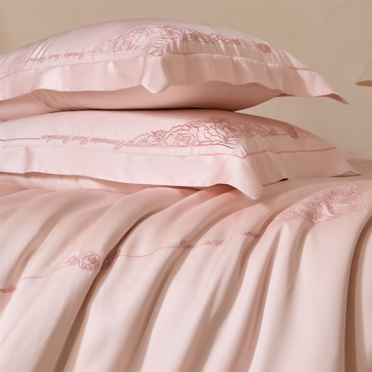 91家纺网 家纺一手货源 找家纺 DC 2026新款天丝刺绣简欧玫瑰框四件套--晚柠系列 晚柠-冰雾粉