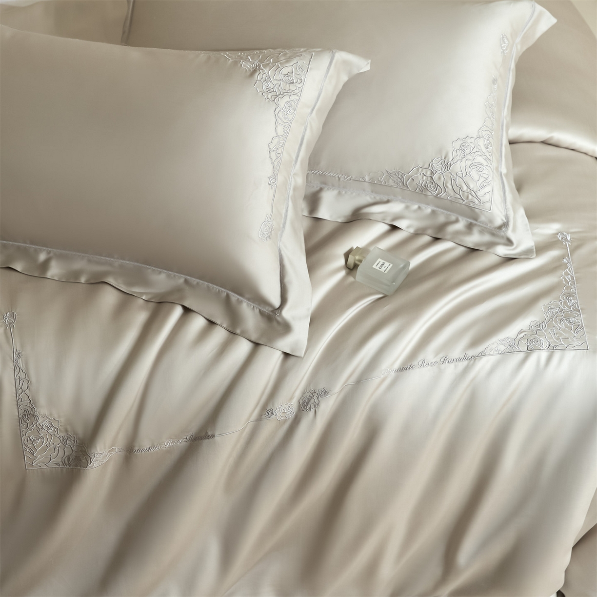 91家纺网 家纺一手货源 找家纺 DC 2026新款天丝刺绣简欧玫瑰框四件套--晚柠系列 晚柠-冰川灰