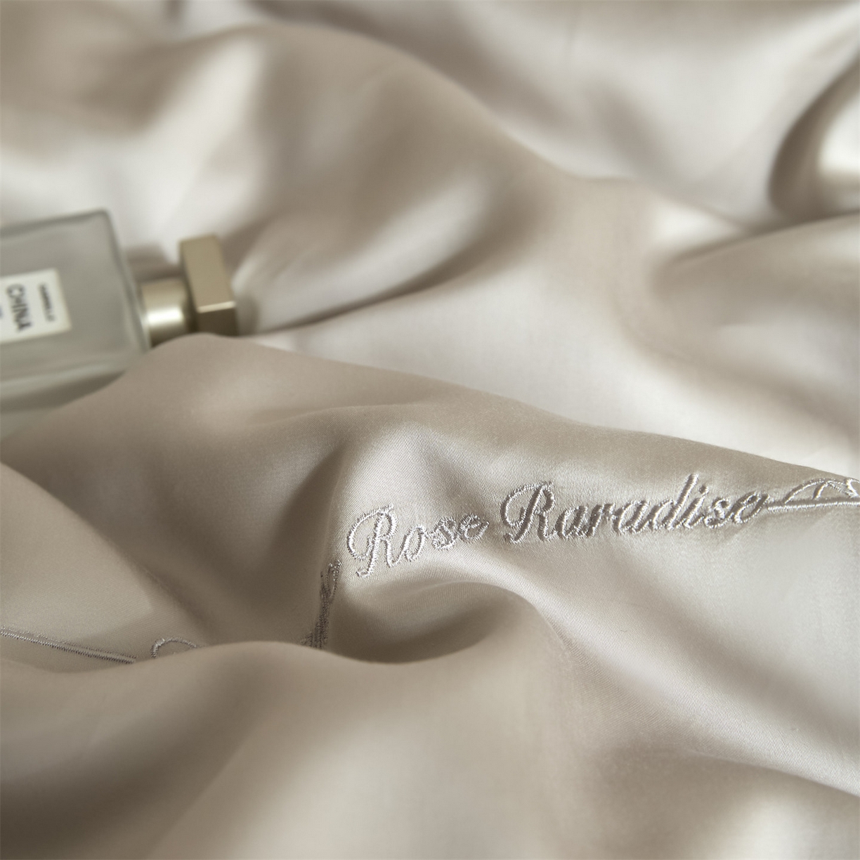 91家纺网 家纺一手货源 找家纺 DC 2026新款天丝刺绣简欧玫瑰框四件套--晚柠系列 晚柠-冰川灰