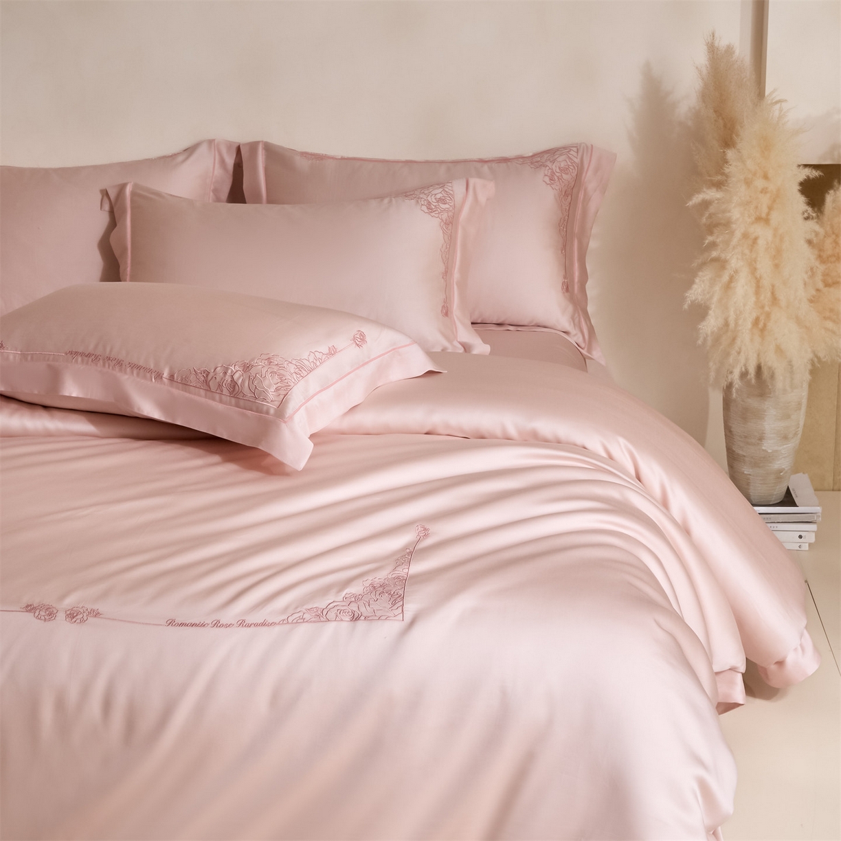 91家纺网 家纺一手货源 找家纺 DC 2026新款天丝刺绣简欧玫瑰框四件套--晚柠系列 晚柠-冰雾粉