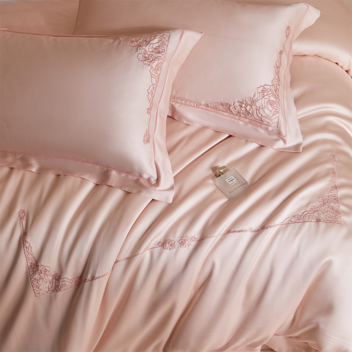 91家纺网 家纺一手货源 找家纺 DC 2026新款天丝刺绣简欧玫瑰框四件套--晚柠系列 晚柠-冰雾粉