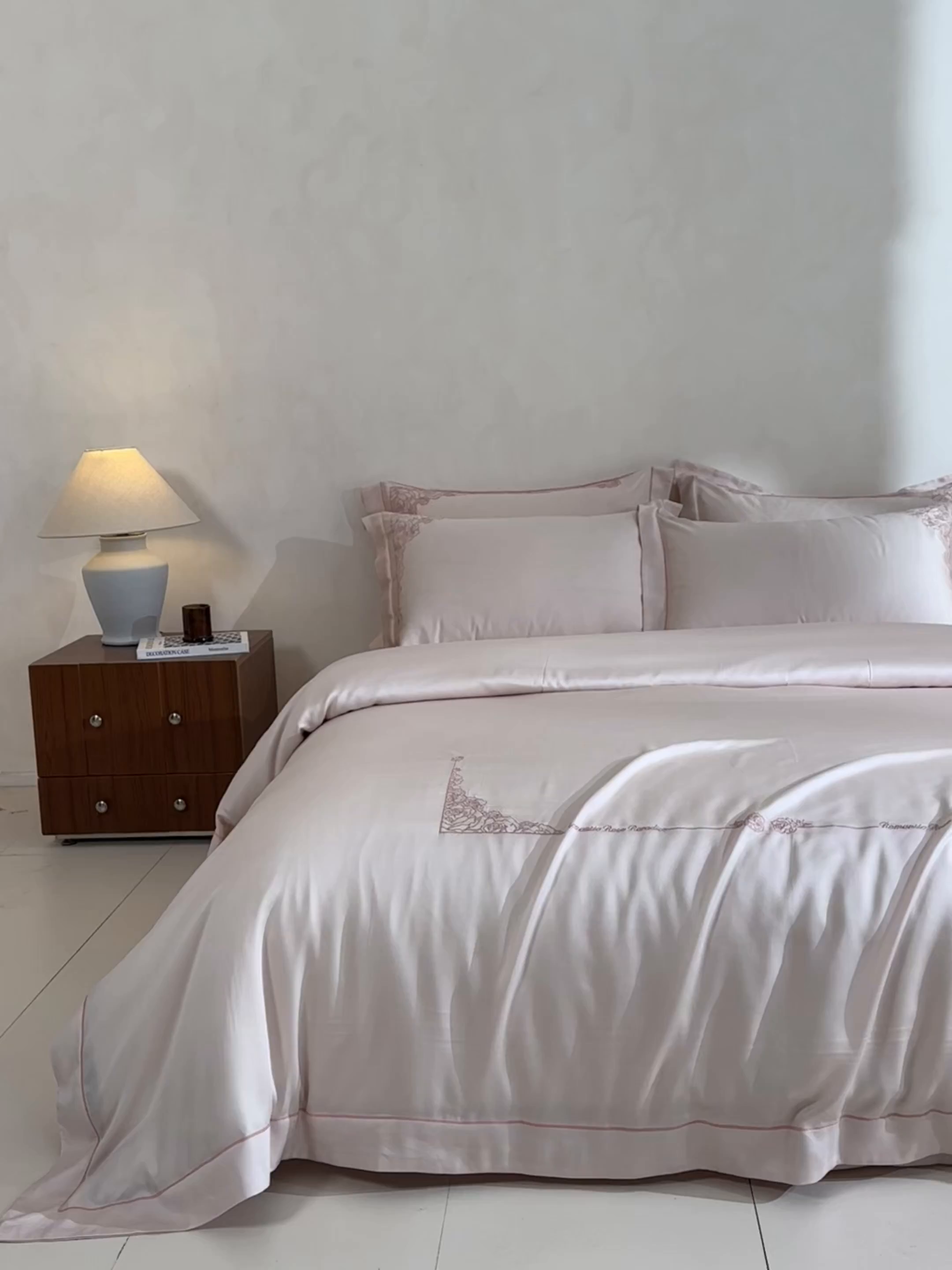 91家纺网 家纺一手货源 找家纺 DC 2026新款天丝刺绣简欧玫瑰框四件套--晚柠系列 晚柠-冰雾粉