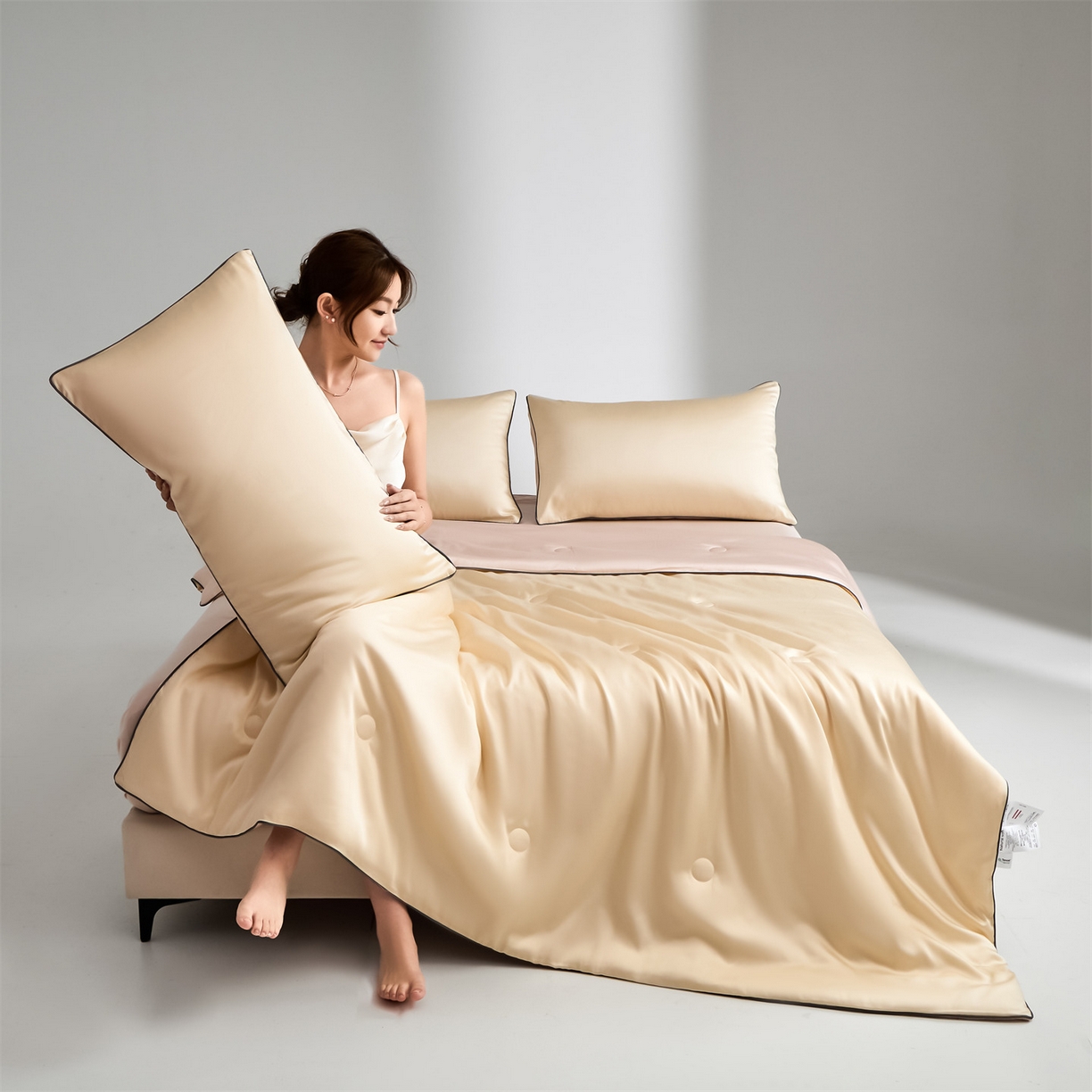 91家纺网 家纺一手货源 找家纺 无界 2026新款天丝夏被-麻绳双拼-温妮 温妮 杏白+素粉