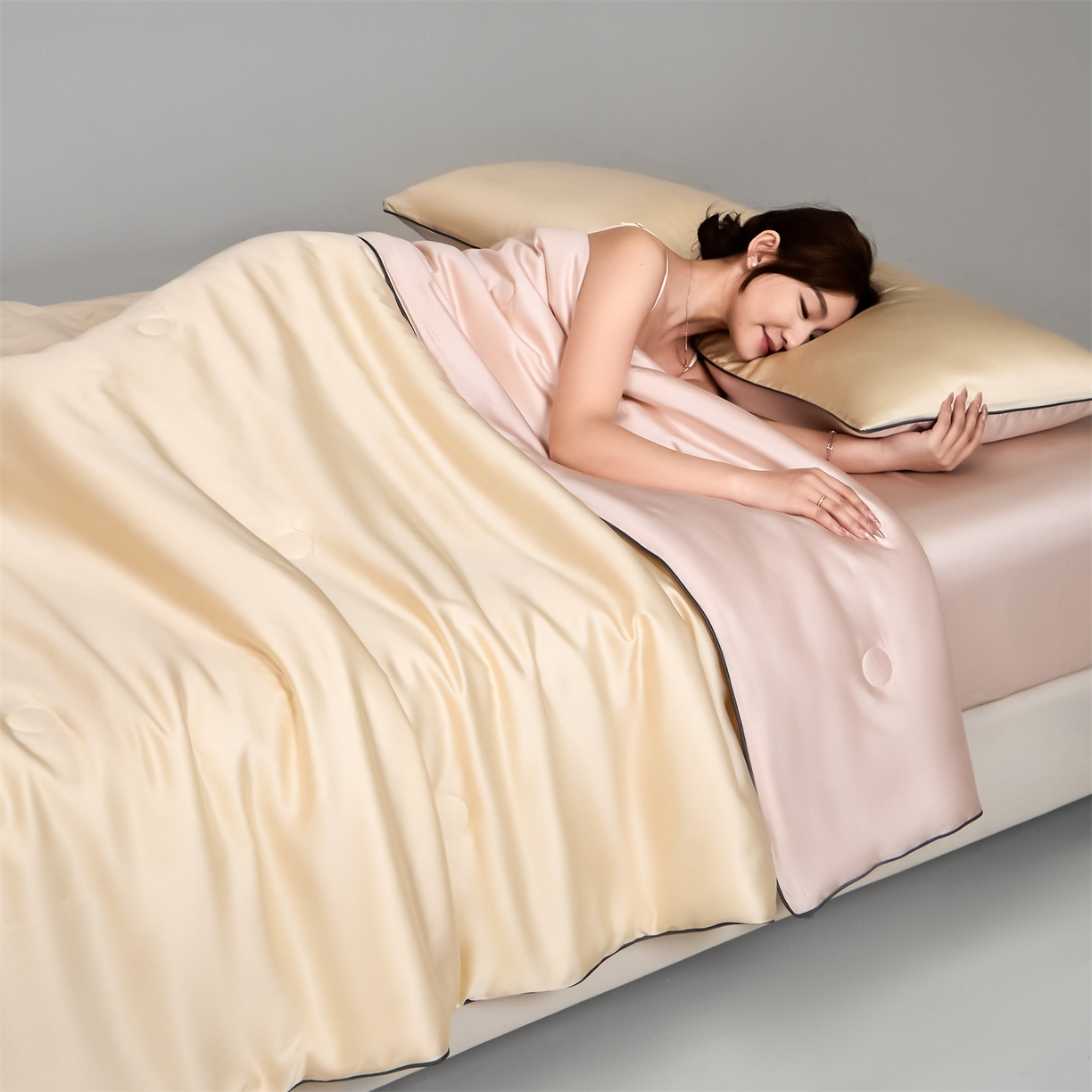 91家纺网 家纺一手货源 找家纺 无界 2026新款天丝夏被-麻绳双拼-温妮 温妮 杏白+素粉