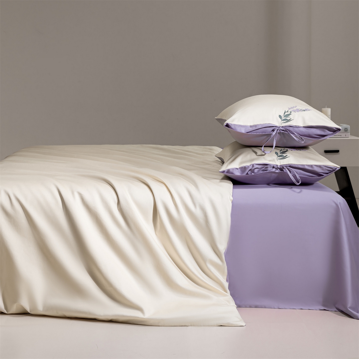 91家纺网 家纺一手货源 找家纺 DC 2026新款50S全棉花卉刺绣四件套--花屿系列 花屿-杏白+丁香紫（薰衣草）