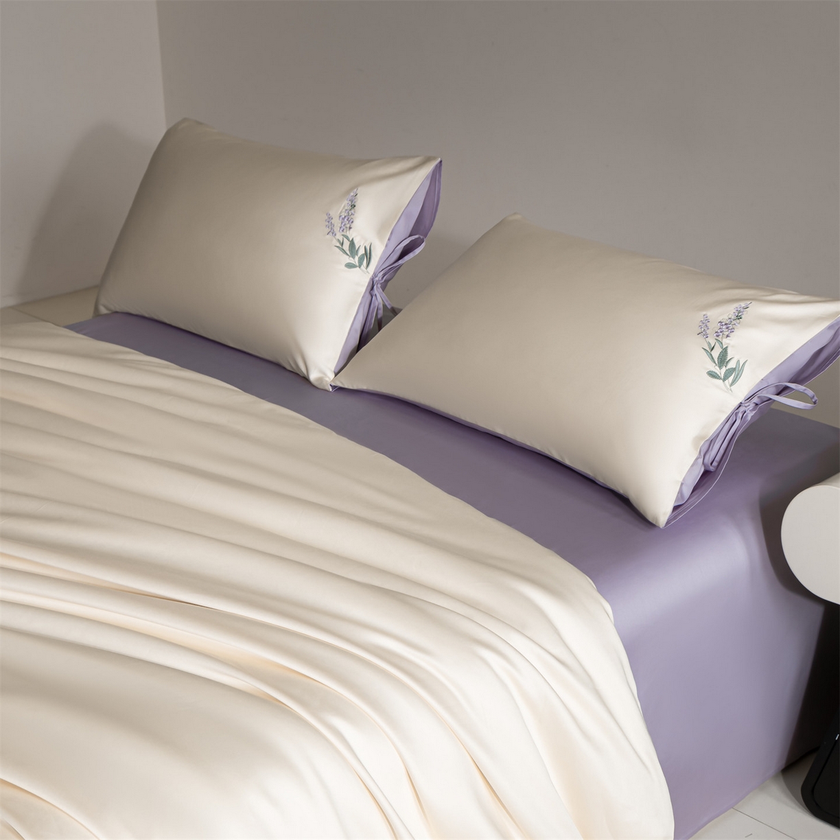 91家纺网 家纺一手货源 找家纺 DC 2026新款50S全棉花卉刺绣四件套--花屿系列 花屿-杏白+丁香紫（薰衣草）