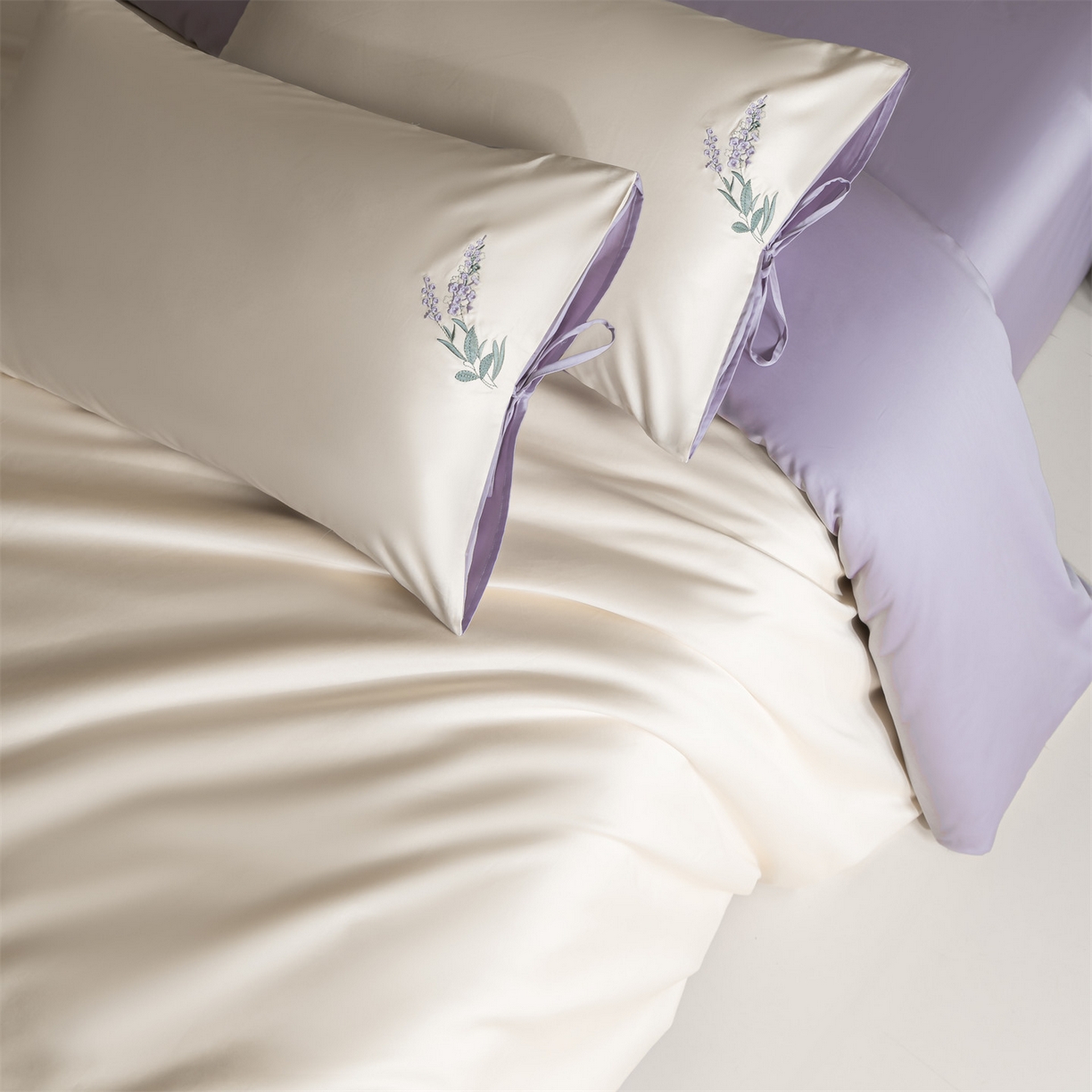 91家纺网 家纺一手货源 找家纺 DC 2026新款50S全棉花卉刺绣四件套--花屿系列 花屿-杏白+丁香紫（薰衣草）