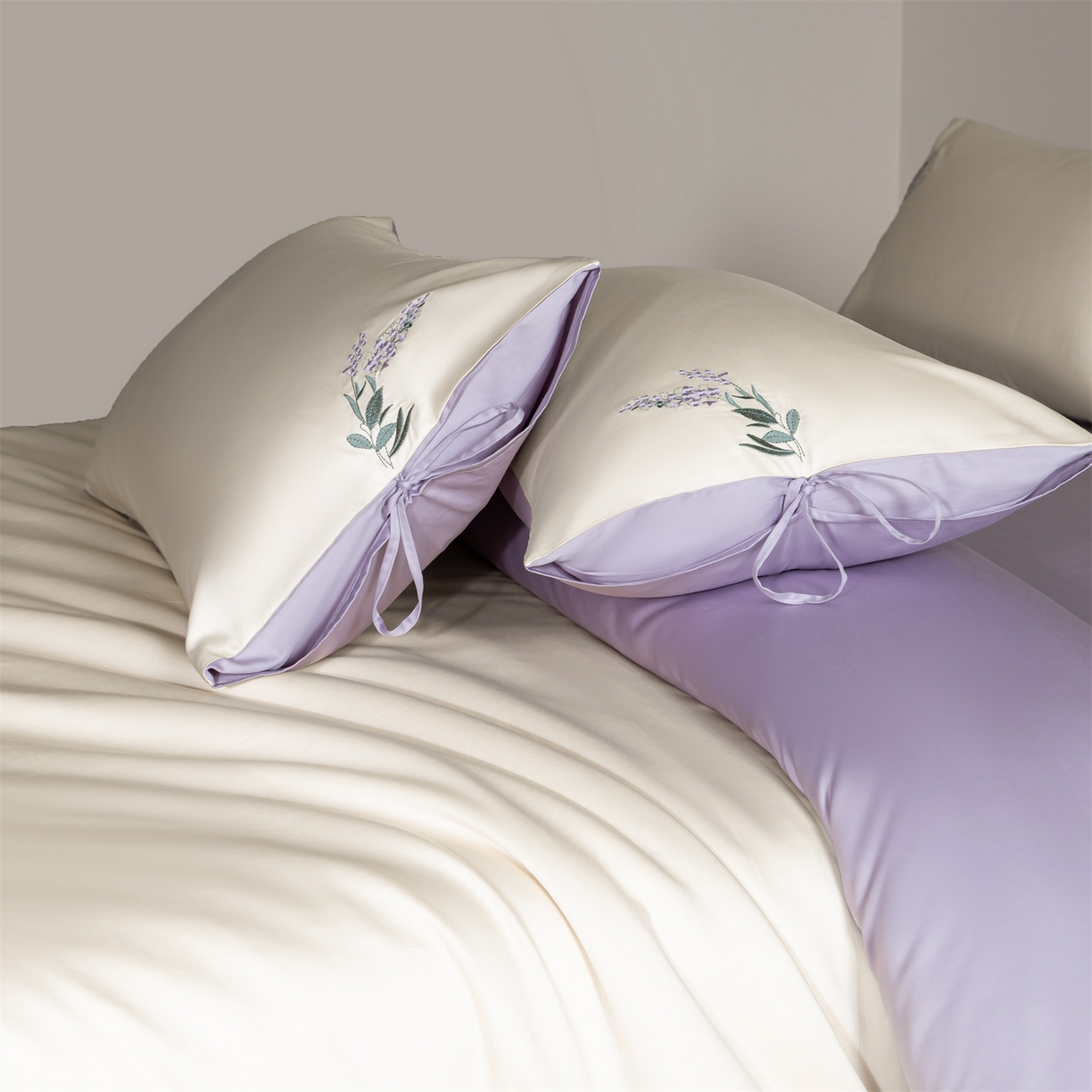 91家纺网 家纺一手货源 找家纺 DC 2026新款50S全棉花卉刺绣四件套--花屿系列 花屿-杏白+丁香紫（薰衣草）