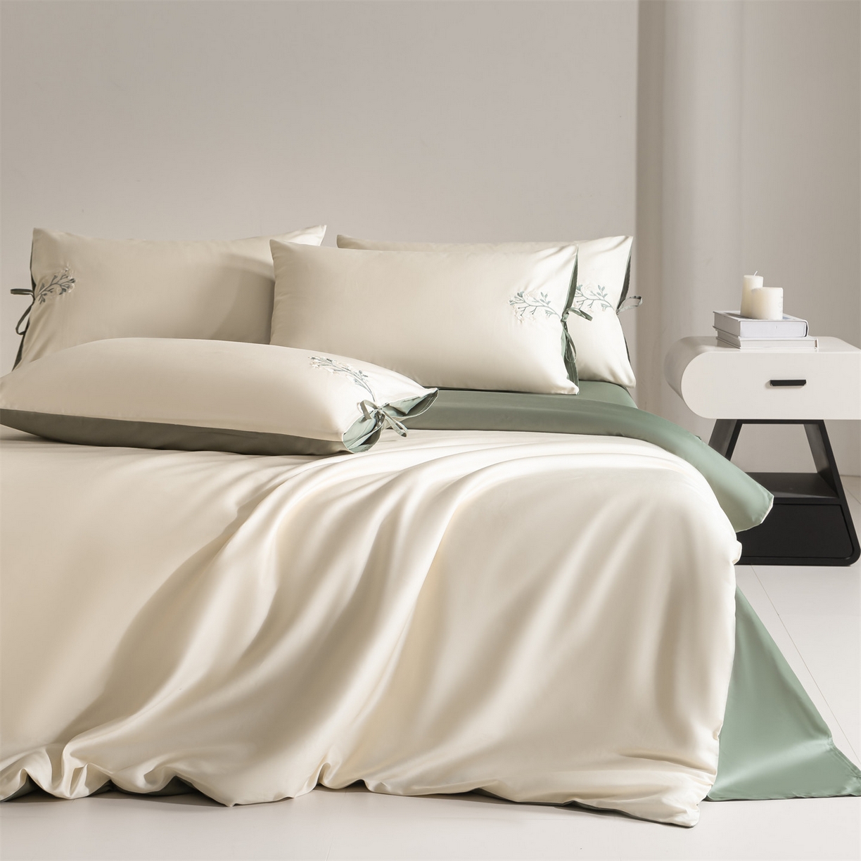 91家纺网 家纺一手货源 找家纺 DC 2026新款50S全棉花卉刺绣四件套--花屿系列 花屿-杏白+青黛绿（淡黄花）