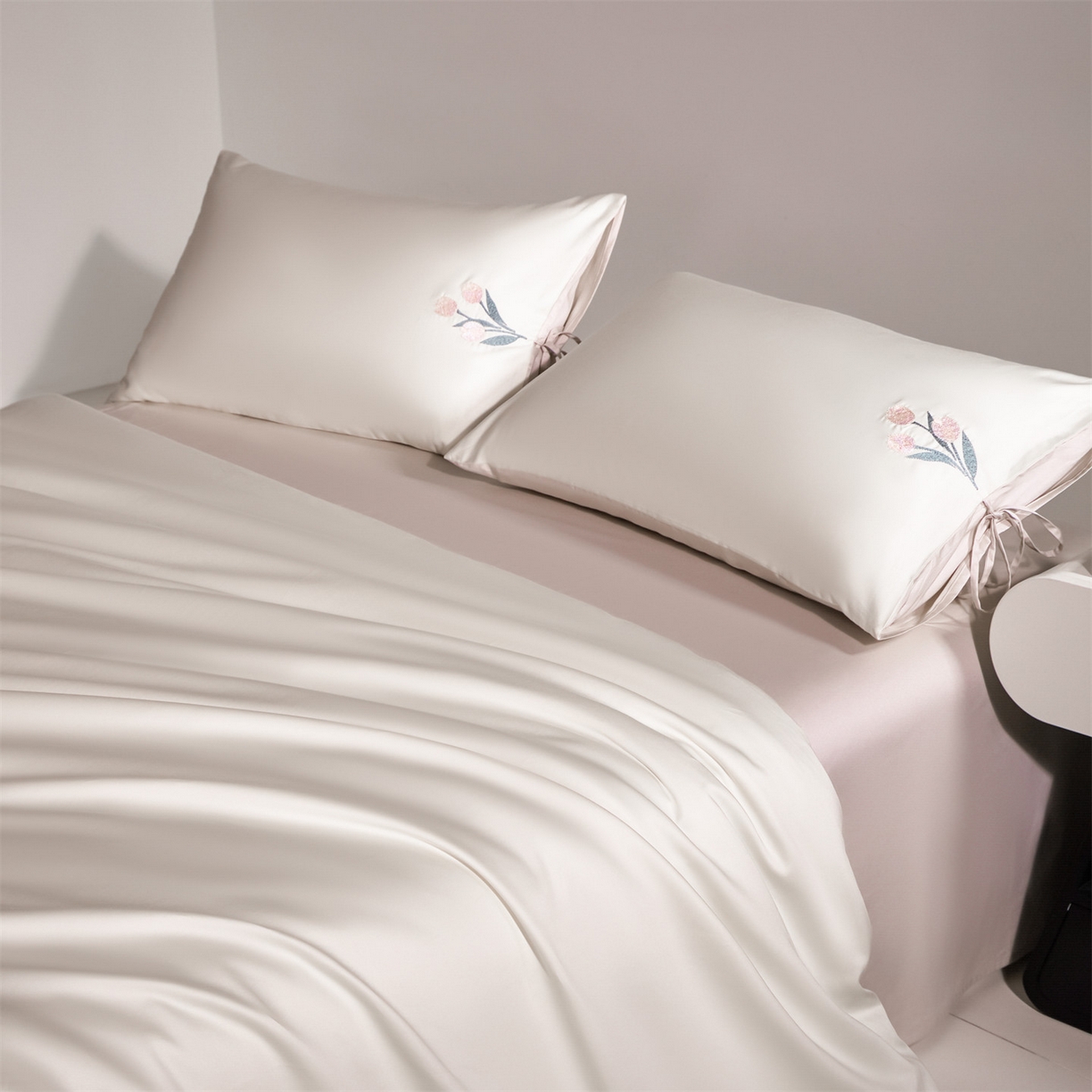 91家纺网 家纺一手货源 找家纺 DC 2026新款50S全棉花卉刺绣四件套--花屿系列 花屿-杏白+素粉（郁金香）