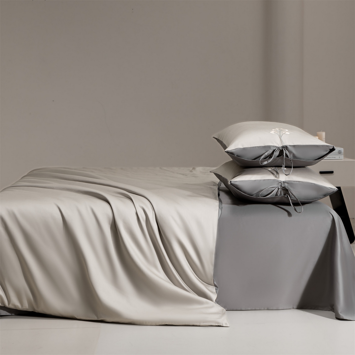 91家纺网 家纺一手货源 找家纺 DC 2026新款50S全棉花卉刺绣四件套--花屿系列 花屿-山灰+石墨灰（小白花）