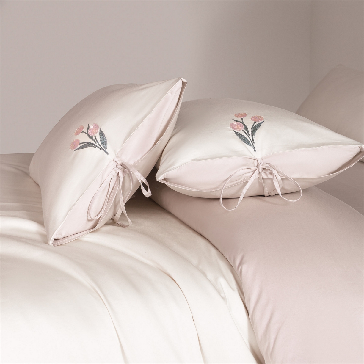 91家纺网 家纺一手货源 找家纺 DC 2026新款50S全棉花卉刺绣四件套--花屿系列 花屿-杏白+素粉（郁金香）