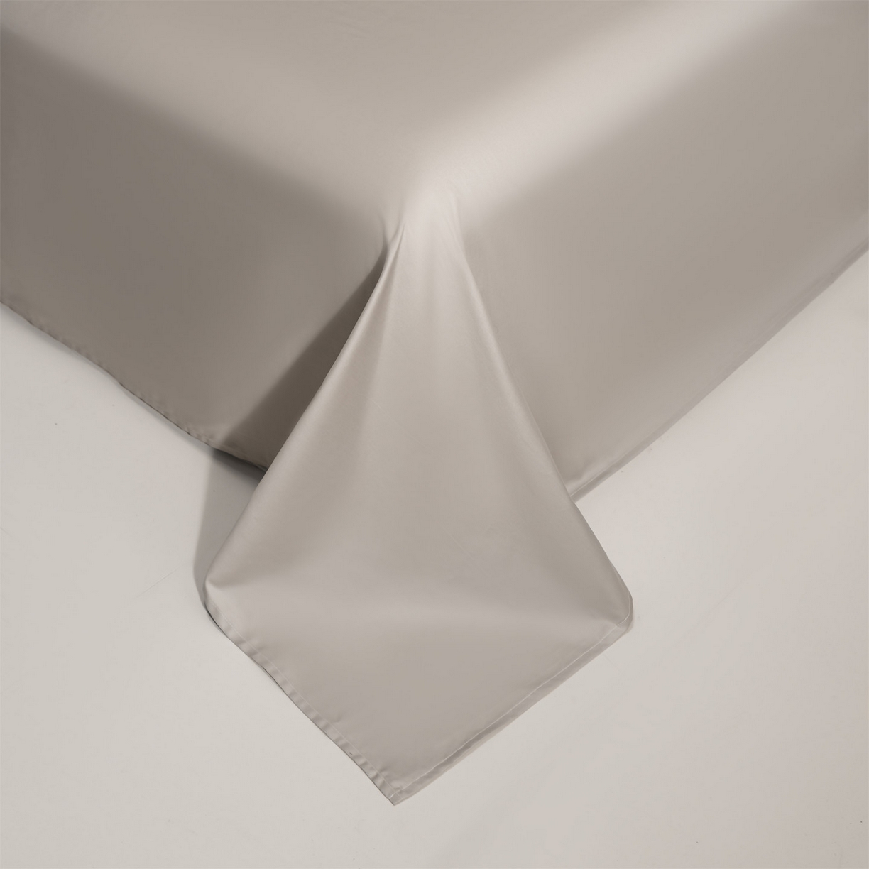 91家纺网 家纺一手货源 找家纺 DC 2026新款50S全棉花卉刺绣四件套--花屿系列 花屿-山灰（小白花）