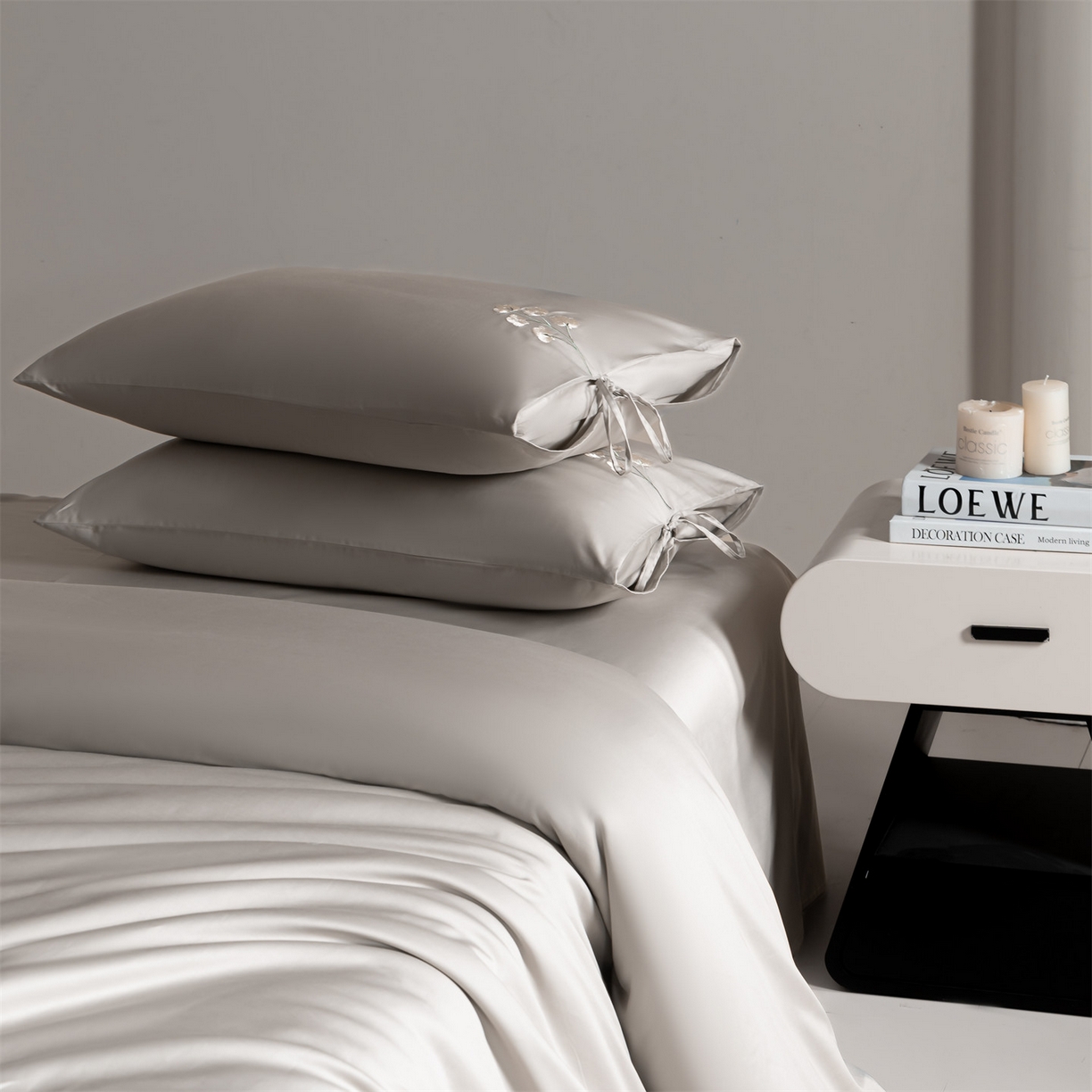 91家纺网 家纺一手货源 找家纺 DC 2026新款50S全棉花卉刺绣四件套--花屿系列 花屿-山灰（小白花）