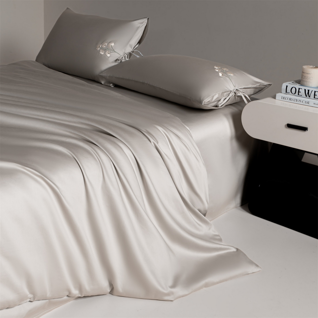 91家纺网 家纺一手货源 找家纺 DC 2026新款50S全棉花卉刺绣四件套--花屿系列 花屿-山灰（小白花）