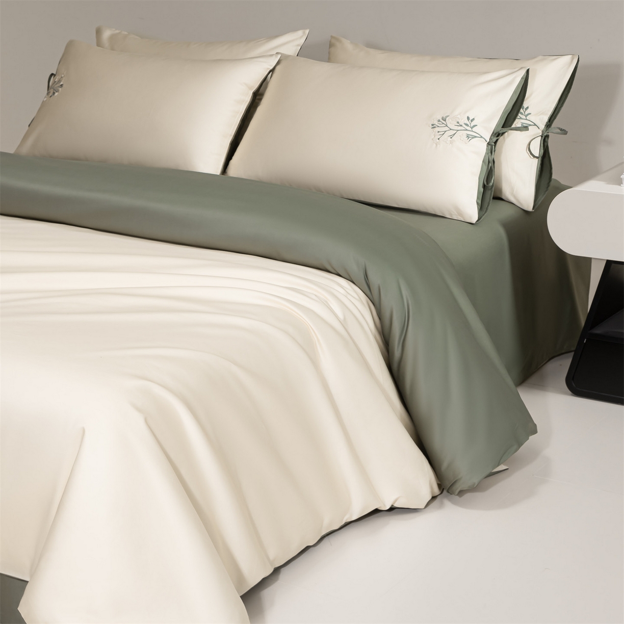 91家纺网 家纺一手货源 找家纺 DC 2026新款50S全棉花卉刺绣四件套--花屿系列 花屿-杏白+青黛绿（淡黄花）